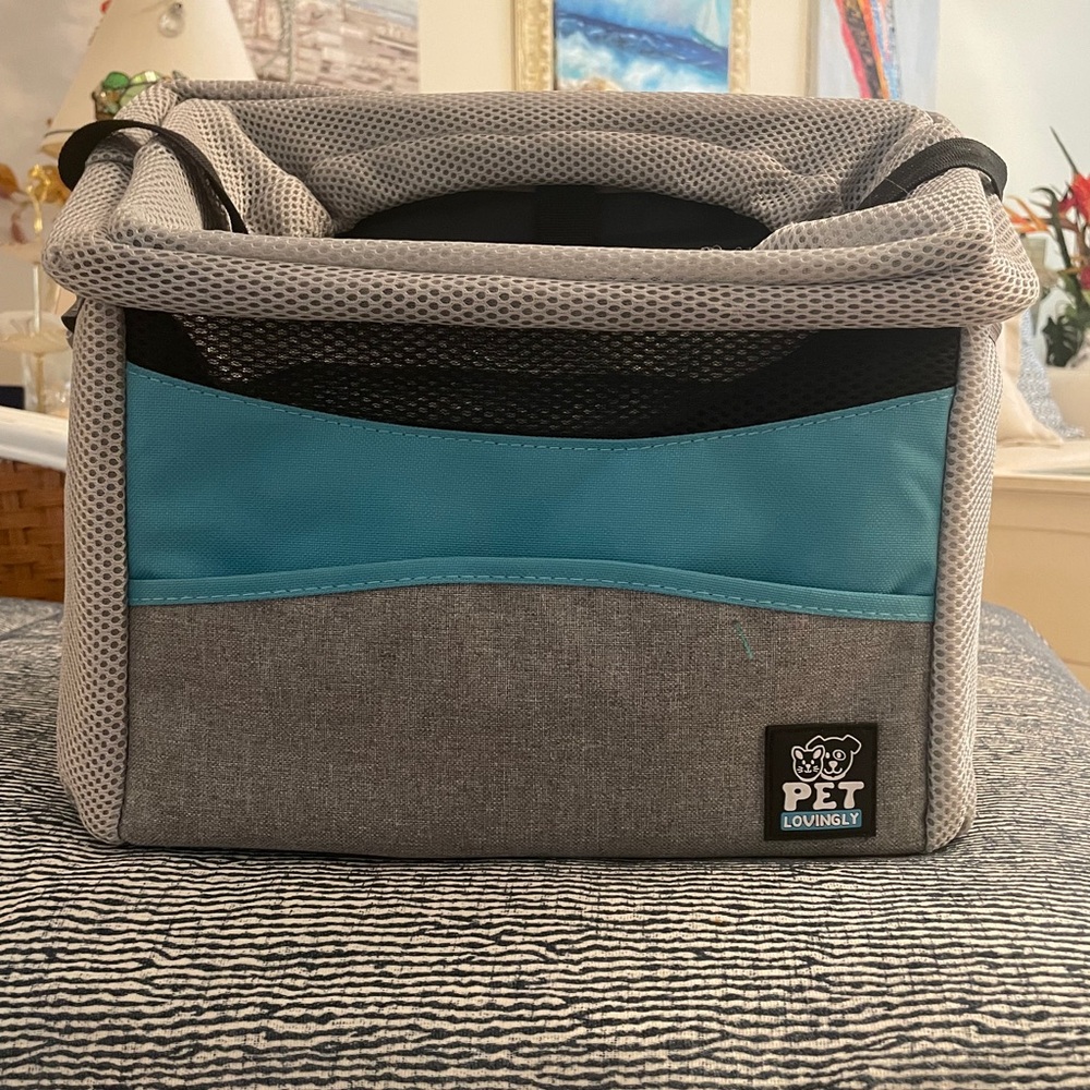 Pet Lovingly pet carrier,new w/o tag,never used,clean, no odor, cleaning out